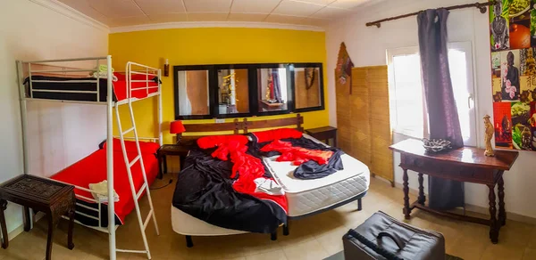 赤ロマンチックなホテルの部屋のホステルで黄色の壁にCala Figuera Mallorca — ストック写真