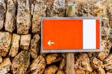 Mallorca İspanya 'nın Oku ile turuncu beyaz tahta tabela.