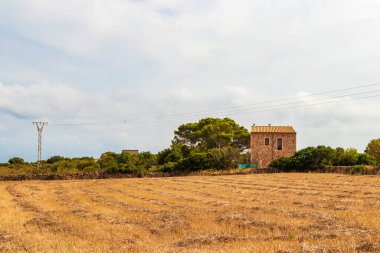 İspanya 'da Mallorca' da taş ev ile kuru tarla.