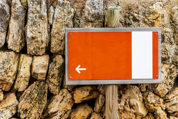 Orange Weißes Holzschild Mit Richtungspfeil Mallorca Spanien — Stockfoto