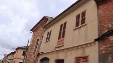 Mallorca İspanya 'daki Campos kasabasında binaların arasında araba sürmek