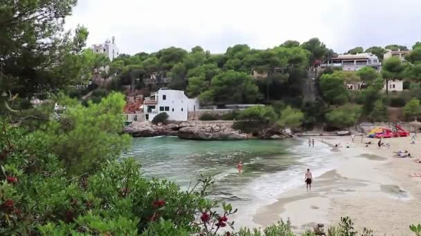 Пляж Скалы Бухта Кала Сантани Балеарские Острова Испания — стоковое видео