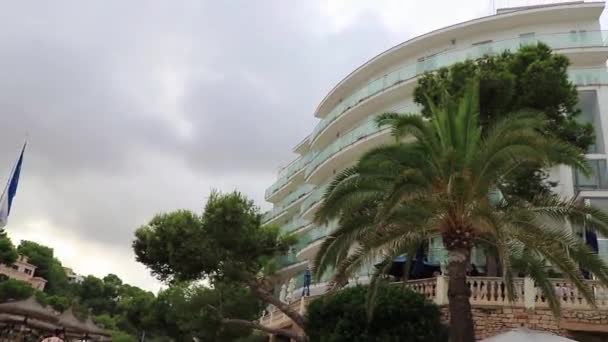 位于西班牙马洛卡巴利阿里群岛海滩边的卡拉桑塔纳酒店 — 图库视频影像