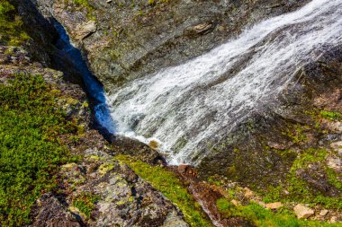 Vang i Valdres, Innlandet, Norveç 'te küçük bir şelalenin akan suyu.