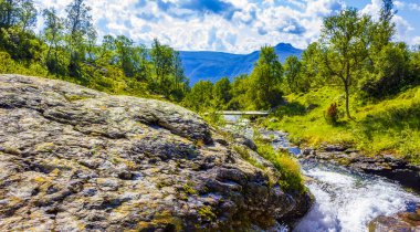 İnanılmaz Norveç manzarası Vang i Valdres, Innlandet, Norveç 'te güzel bir nehir şelalesi.