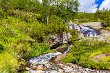 İnanılmaz Norveç manzarası Vang i Valdres, Innlandet, Norveç 'te güzel bir nehir şelalesi.