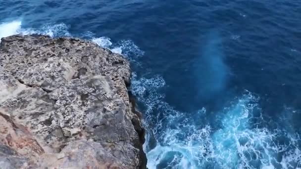 Κοιτάζοντας Κάτω Από Βράχια Ακραία Κύματα Mallorca Ισπανία — Αρχείο Βίντεο