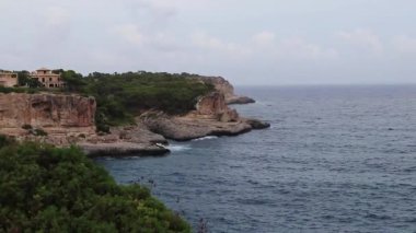 İspanya, Mallorca 'da Cala Santany' nin Panorama uçurumları manzara körfezi.