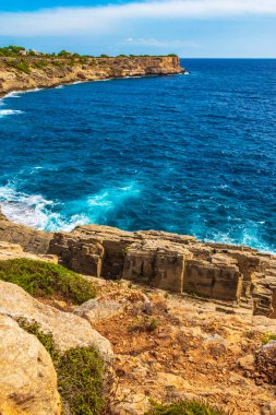 İspanya 'nın Mallorca Balearic Adalarındaki Parc doğal de Mondrag kayalıkları ve körfez manzarası.