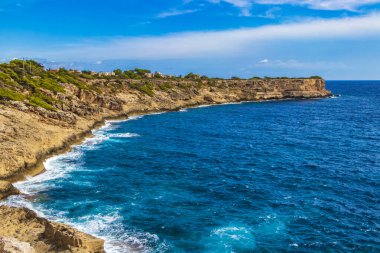 İspanya 'nın Mallorca Balearic Adalarındaki Parc doğal de Mondrag kayalıkları ve körfez manzarası