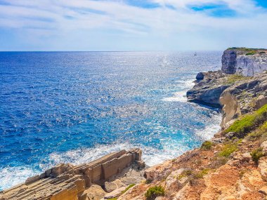 İspanya 'nın Mallorca Balearic Adalarındaki Parc doğal de Mondrag kayalıkları ve körfez manzarası
