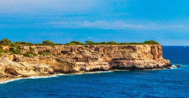 İspanya 'nın Mallorca Balearic Adalarındaki Parc doğal de Mondrag kayalıkları ve körfez manzarası