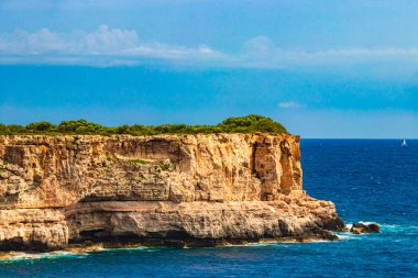 İspanya 'nın Mallorca Balearic Adalarındaki Parc doğal de Mondrag kayalıkları ve körfez manzarası
