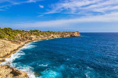 İspanya 'nın Mallorca Balearic Adalarındaki Parc doğal de Mondrag kayalıkları ve körfez manzarası