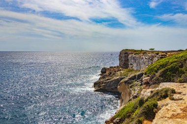 İspanya 'nın Mallorca Balearic Adalarındaki Parc doğal de Mondrag kayalıkları ve körfez manzarası