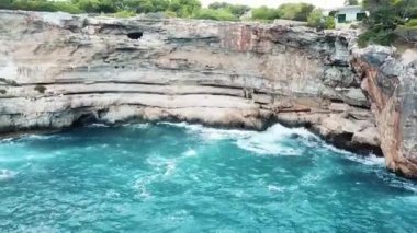 Cala Santany Mallorca Körfezi 'nin panoramik drone görüntüsü İspanya.