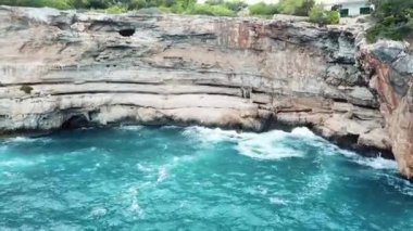 Cala Santany Mallorca Körfezi 'nin panoramik drone görüntüsü İspanya.