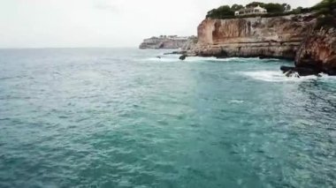 Cala Santany Mallorca Körfezi 'nin panoramik drone görüntüsü İspanya.