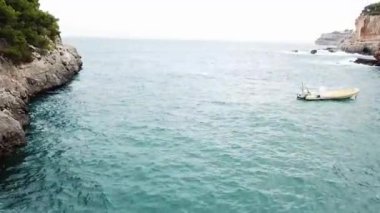 Cala Santany Mallorca Körfezi 'nin panoramik drone görüntüsü İspanya.