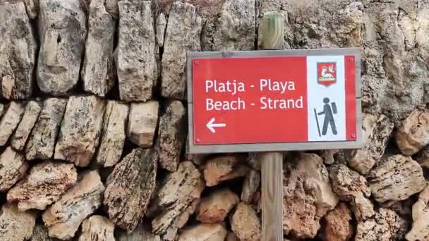 カラサンタニービーチへの矢印付き木製の看板マヨルカスペイン — ストック動画