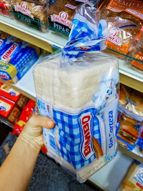 İspanya 'da Mallorca' daki süpermarkette beyaz ekmek ambalajı..
