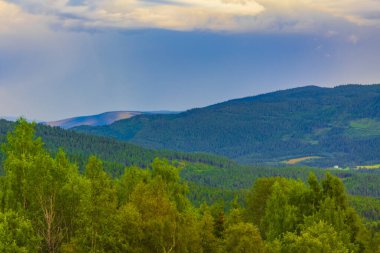 Vang i Valdres, Innlandet, Norveç 'teki Dağ Panorama ve Kulübeleri.