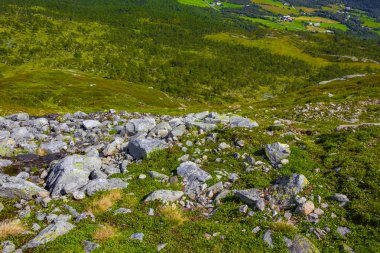 Norveç 'in Vang i Valdres kentindeki dağın zirvesinde kaya parçalarıyla inanılmaz bir Norveç manzarası..