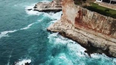 Cala Santany Mallorca Körfezi 'nin panoramik drone görüntüsü İspanya.