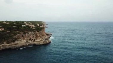 Cala Santany Mallorca Körfezi 'nin panoramik drone görüntüsü İspanya.