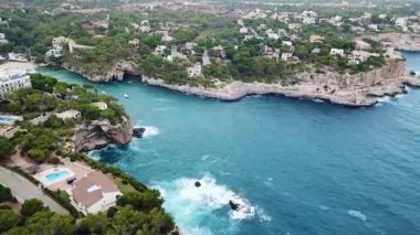 Cala Santany Mallorca Körfezi 'nin panoramik drone görüntüsü İspanya.