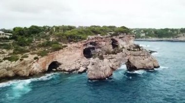 Cala Santany Mallorca Körfezi 'nin panoramik drone görüntüsü İspanya.