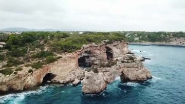 Cala Santany Mallorca Körfezi 'nin panoramik drone görüntüsü İspanya.
