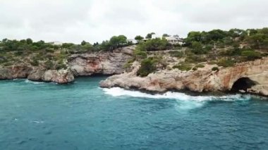 Cala Santany Mallorca Körfezi 'nin panoramik drone görüntüsü İspanya.