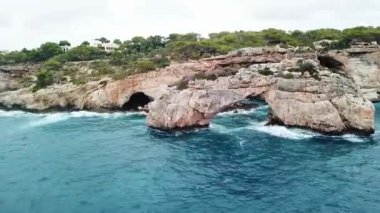 Cala Santany Mallorca Körfezi 'nin panoramik drone görüntüsü İspanya.