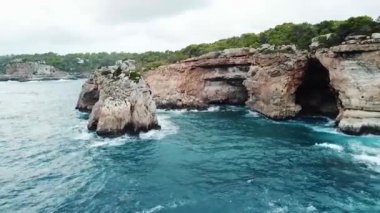 Cala Santany Mallorca Körfezi 'nin panoramik drone görüntüsü İspanya.