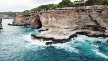 Cala Santany Mallorca Körfezi 'nin panoramik drone görüntüsü İspanya.