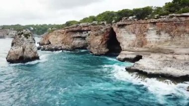 Cala Santany Mallorca Körfezi 'nin panoramik drone görüntüsü İspanya.