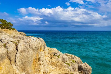 İspanya 'nın Mallorca Balear Adaları' ndaki Cala Mondrago 'nun turkuaz kayalıkları ve körfez panoraması.