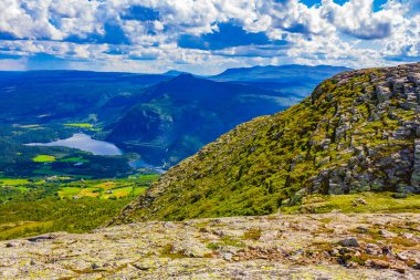 Vang i Valdres Norveç 'teki Dağ manzarası ve Vangsmjse Gölü.