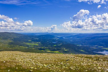 Vang i Valdres Norveç 'te güneşli bir günde dağ manzarası.