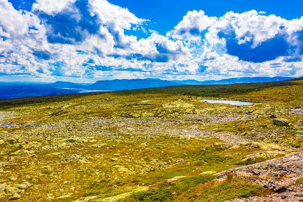 Niesamowity Norweski Krajobraz Głazami Jeziorem Szczycie Góry Vang Valdres Norwegia — Zdjęcie stockowe