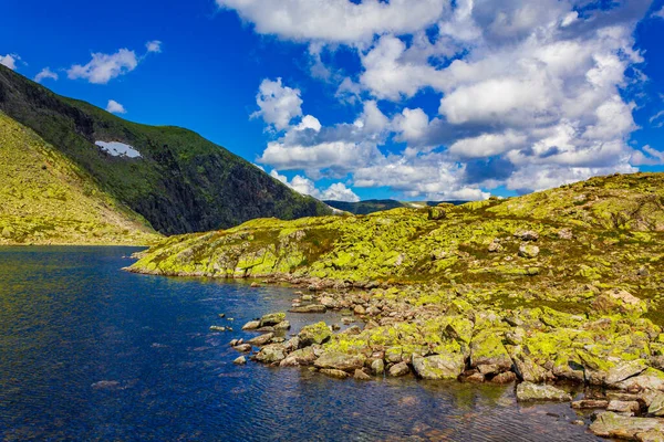 Καταπληκτικό Νορβηγικό Τοπίο Ογκόλιθους Και Λίμνη Στην Κορυφή Του Βουνού — Φωτογραφία Αρχείου