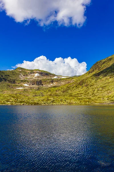 Paisagem Norwegian Surpreendente Com Pedras Lago Topo Montanha Vang Valdres — Fotografia de Stock
