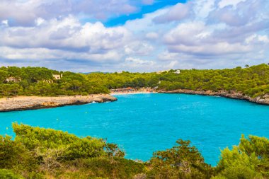 Turkuaz plajı, körfezdeki Fonts de NALs Cal den Garrot Mallorca Balearic Adaları İspanya