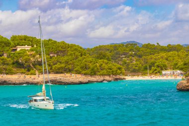 Turkuaz plajı, körfezdeki Fonts de NALs Cal den Garrot Mallorca Balearic Adaları İspanya
