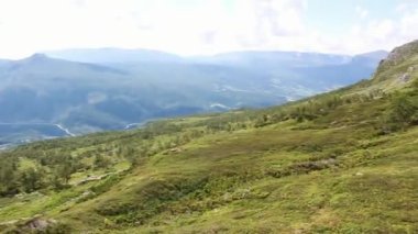 Vang Norveç 'te güneşli bir günde dağ manzarası.