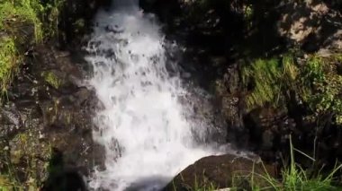 Vang i Valdres, Innlandet, Norveç 'te küçük güzel bir şelalenin akan suyu