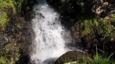 Vang i Valdres, Innlandet, Norveç 'te küçük güzel bir şelalenin akan suyu