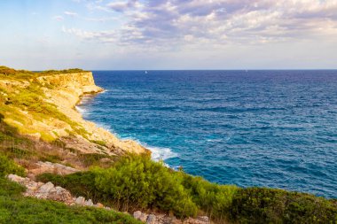 İspanya 'nın Mallorca Balearic Adalarındaki Parc doğal de Mondrag kayalıkları ve körfez manzarası