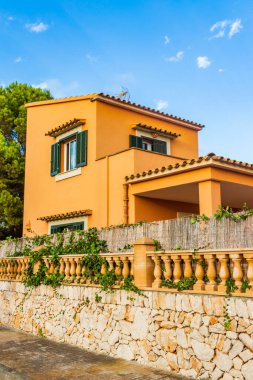 İspanya 'nın Mallorca adasında bahçeli tipik taş ev..